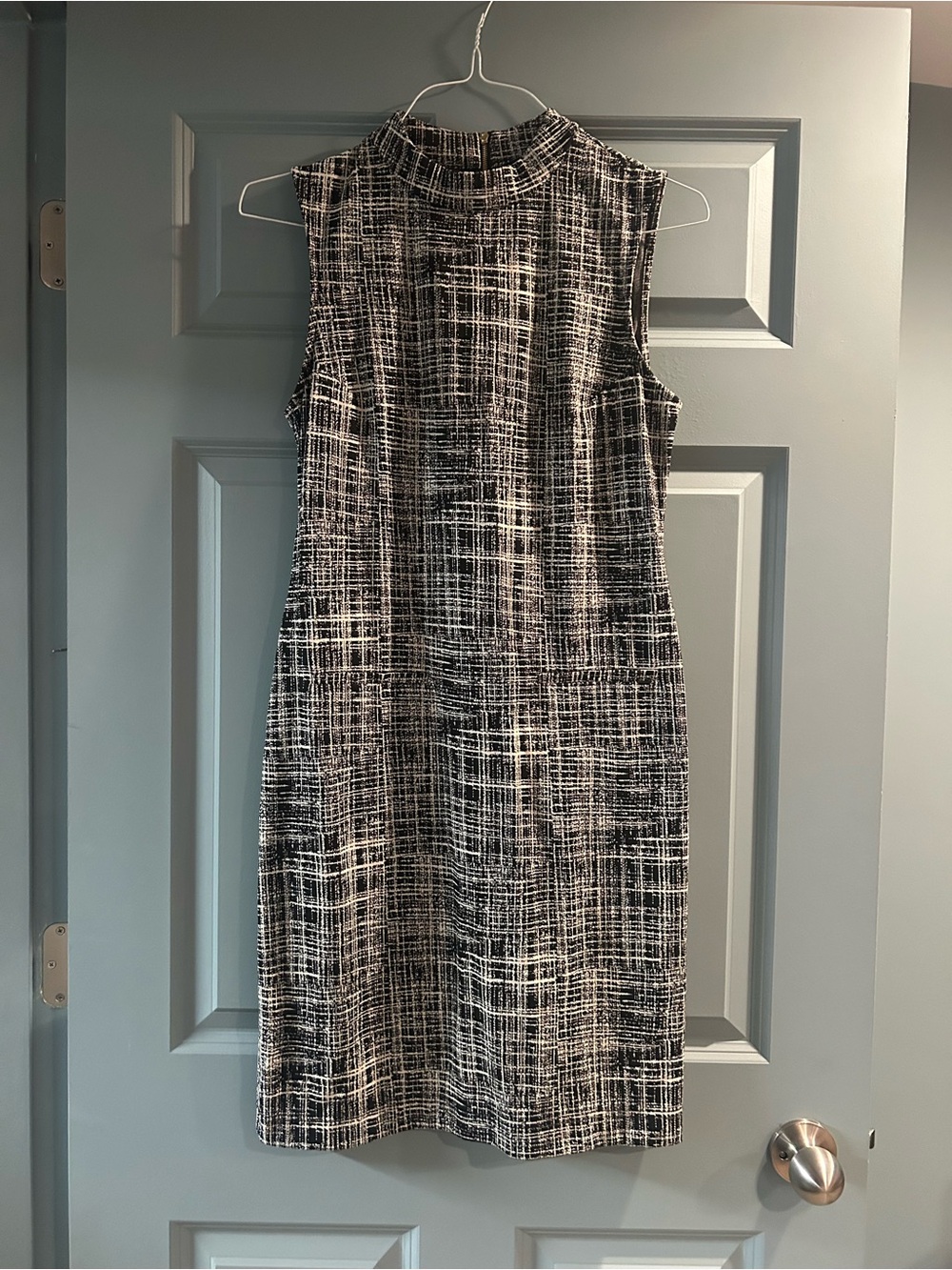Sharagano Black & White Mock Neck Sleeveless Shift Dress